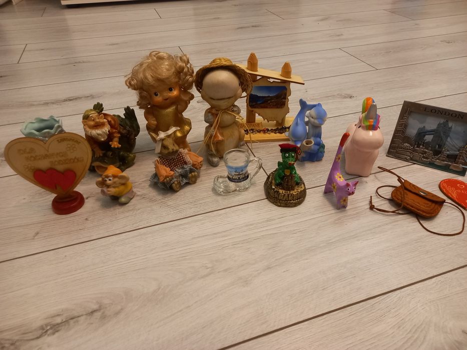 Zestaw figurek, ceramika, szklo, netal, drewno