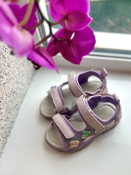 Продам босоніжки на дівчинку