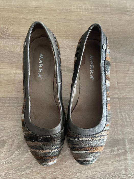 Sapatos castanhos de pele e lã