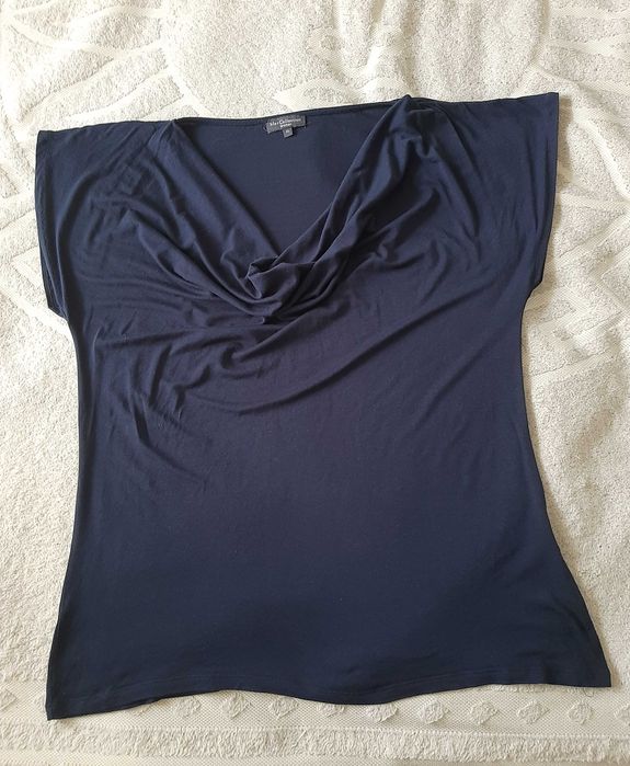Красивая темно-синяя футболка с драпировкой