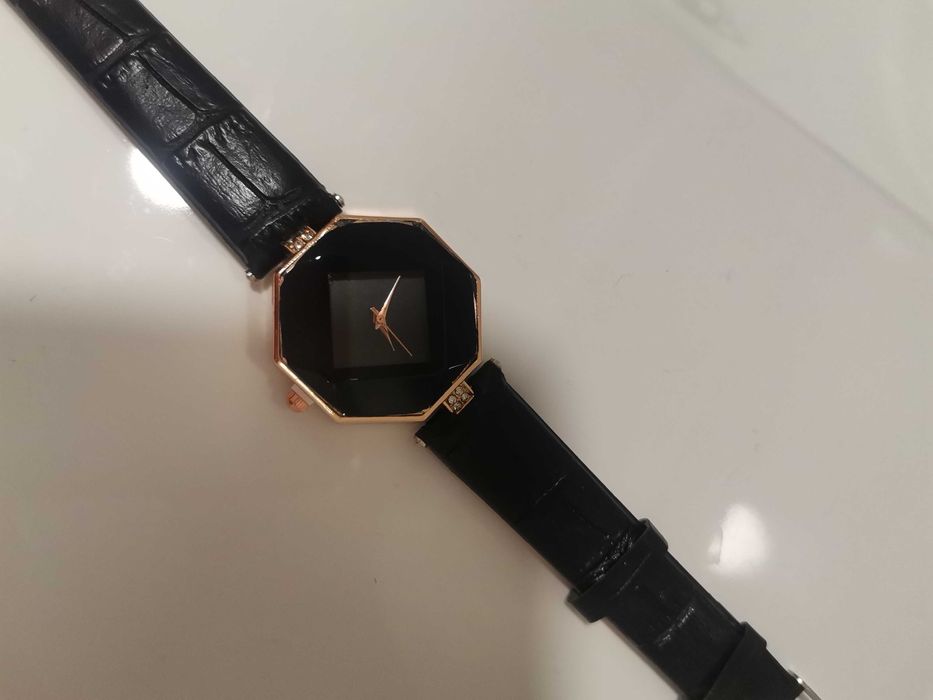 Relógio de mulher muito elegante.