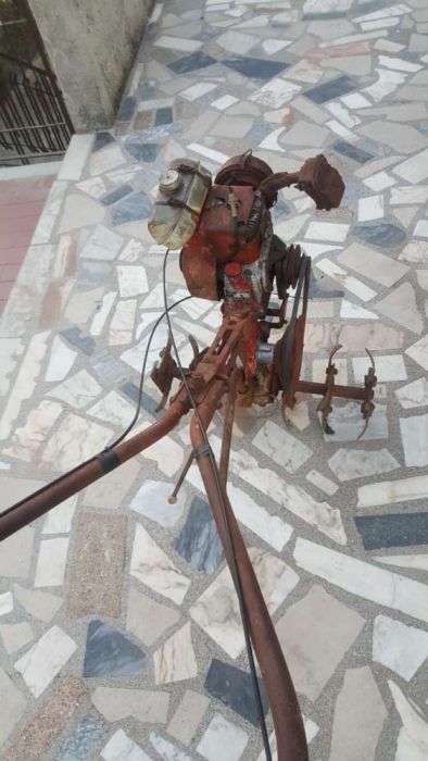 Moto cultivador antigo