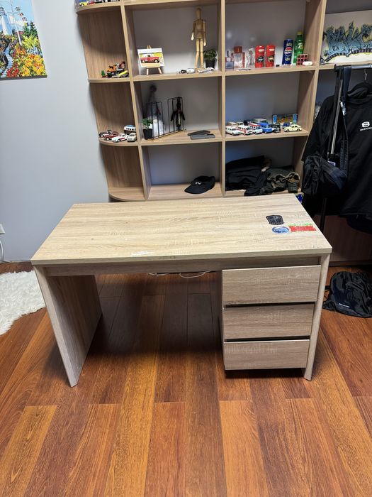 письмовий стіл.