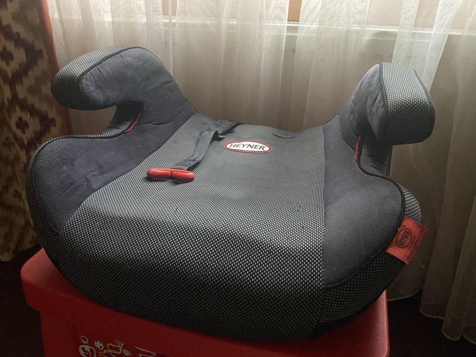 Автокрісло (бустер)