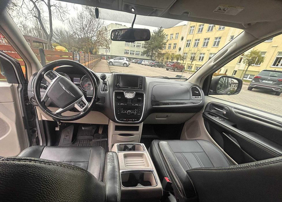 Chrysler Town Country 2013 rok