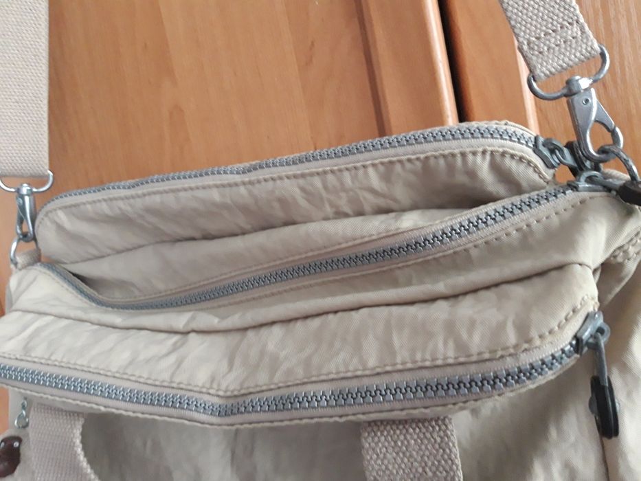 Сумка Kipling c обезьяной бежевая через плечо
