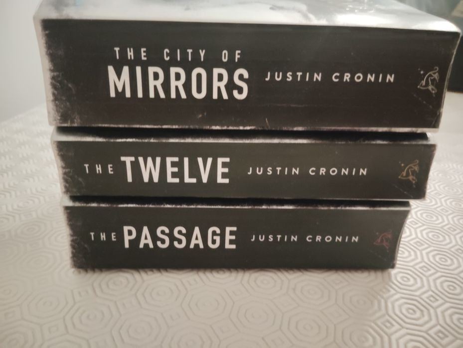 Livros Trilogia de Ficção científica pós-apocalíptica e terror "The Passage"  em Inglês Usados