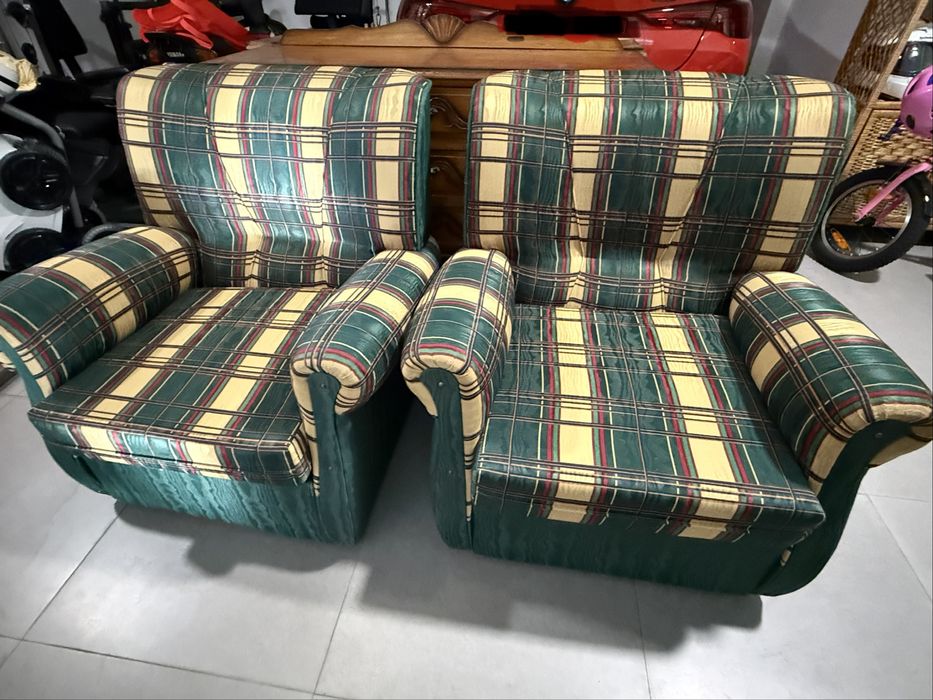 Conjunto de sofas. Um sofa cams de 3 lugares e Dois individuais