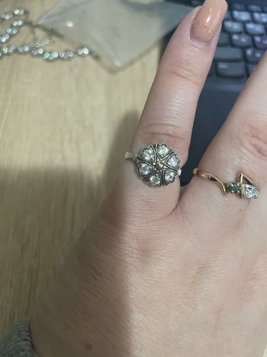 Продам серебрянное колько с золотом