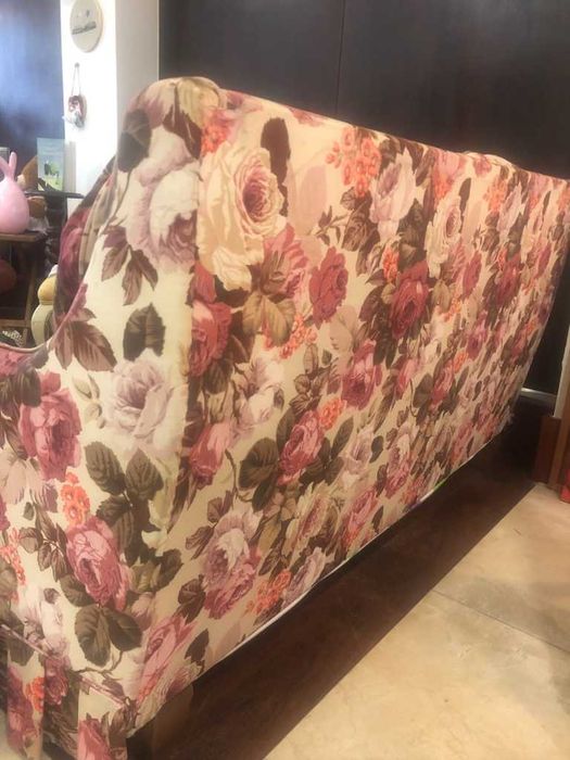 Sofa de dois lugares em flores