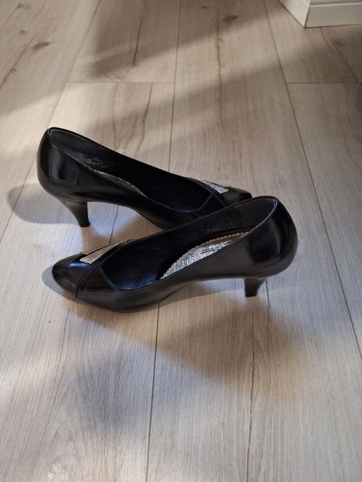 Szpilki skórzane ze srebrnymi wstawkami