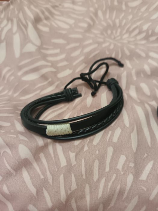 Várias pulseiras cada uma a 0.50 centímetros