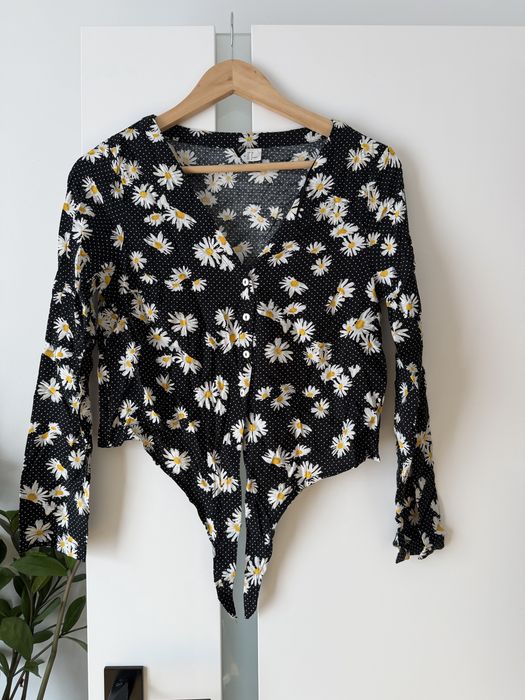 Bluzka z wiązaniem z przodu w kwiaty (rumiankiem ) czarna r . 38 hm