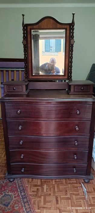 Móvel espelho em mogno