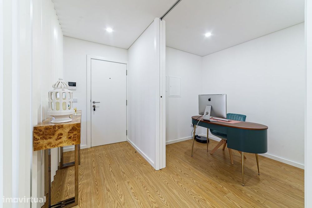Exclusivo apartamento T3+1 seminovo, com 190m2, três frentes e box