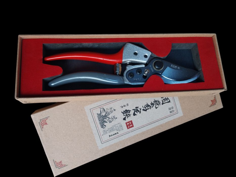 Профессиональный японский секатор SACURA TEFLON