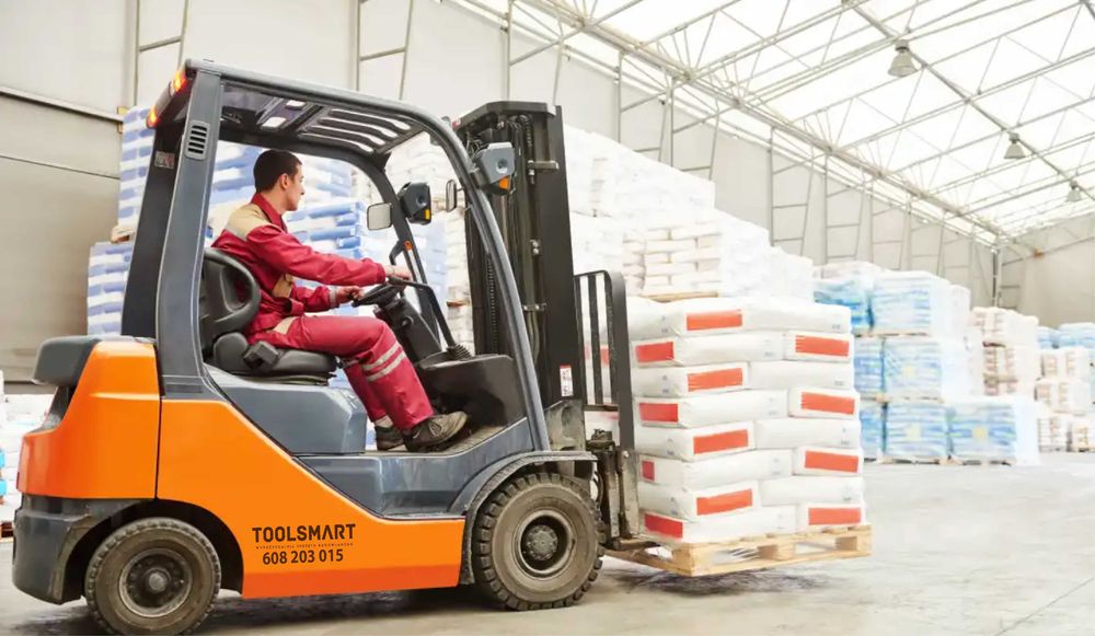 Wózek widłowy z operatorem / Usługa wózkiem widłowym wynajem Gdańsk