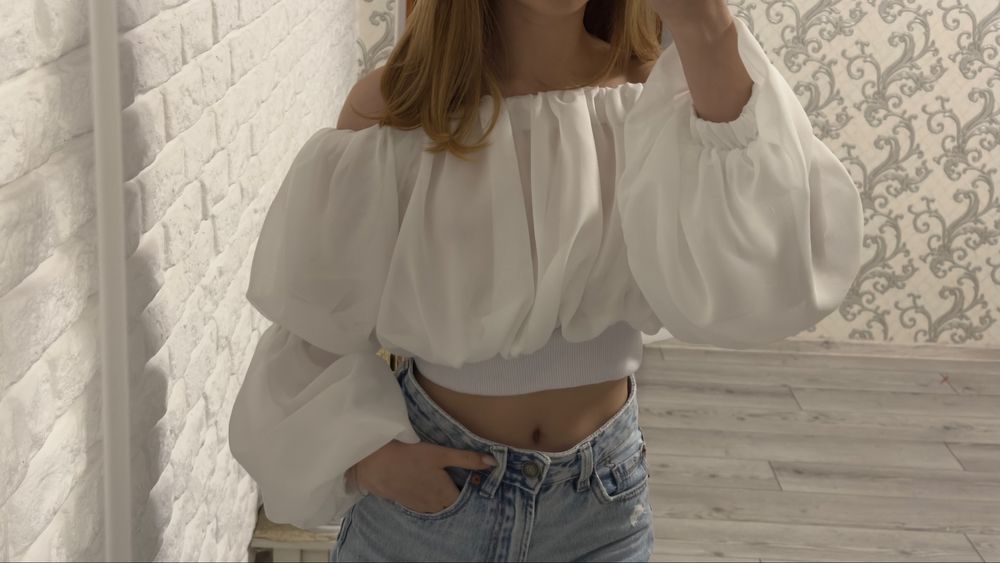 Білий топ з відкритими плечима — стильний, легкий і дуже жіночний.