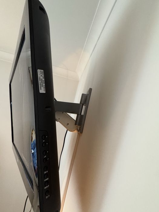 Vendo TV LG de 37 polegadas, funcional, com suporte de parede.