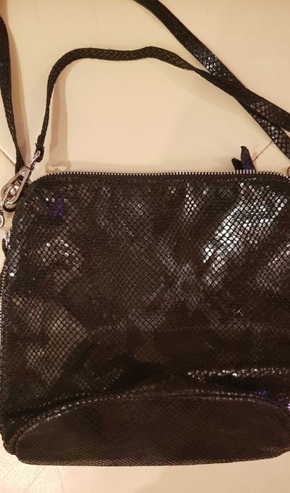 Torebka damska/dziewczęca, czarna, lakierowana, do ręki i na ramię.