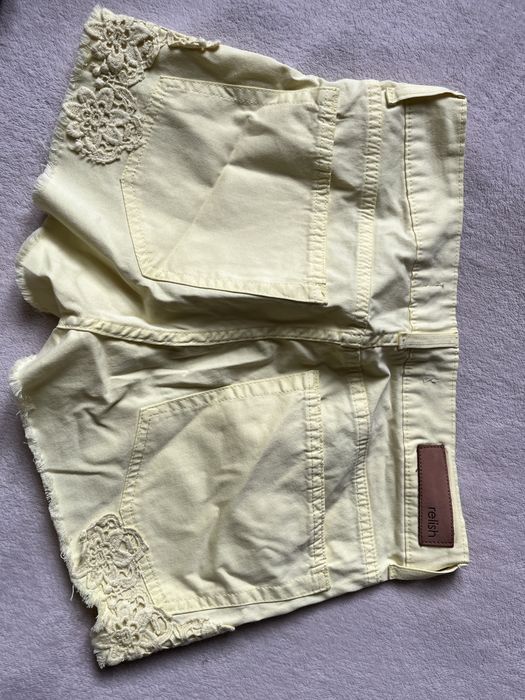 Żółte spodenki relish