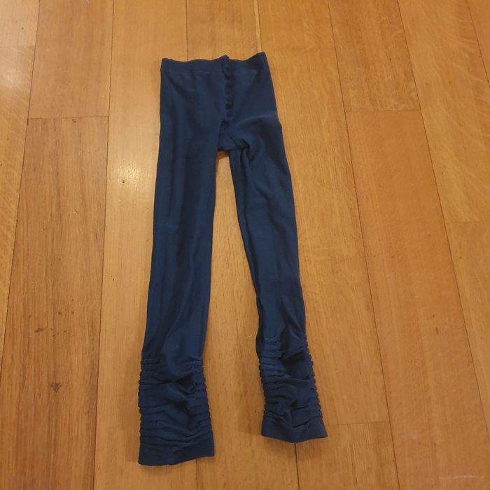 Niebieskie legginsy ze ściągaczami