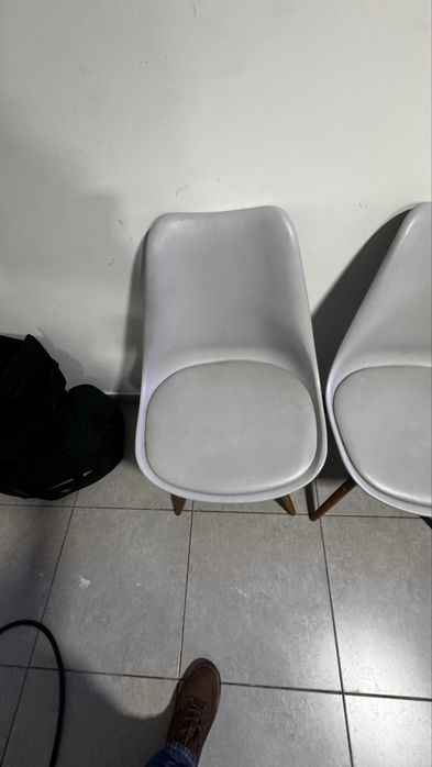 8 cadeiras, 6 cinzentas e 2 azuis