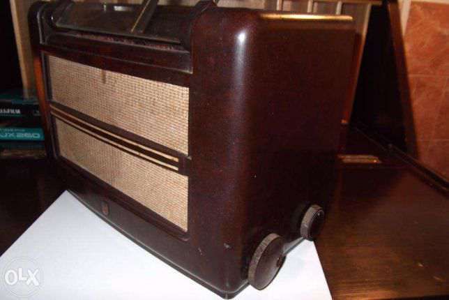 Rádio a válvulas Philips de duas bandas (Onda Média e Onda Curta)