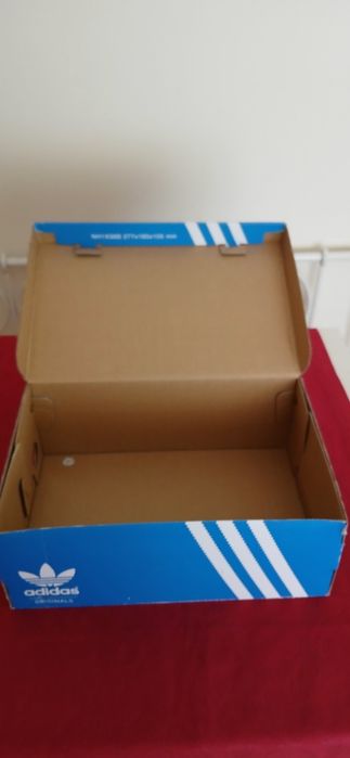 Caixa Adidas, vazia