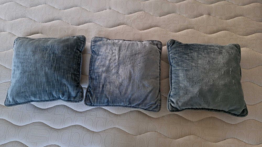 Conjunto 3 almofadas de tecido aveludado azul 
28 cm x 24 cm