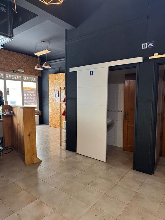 Aluga-se armazém/loja