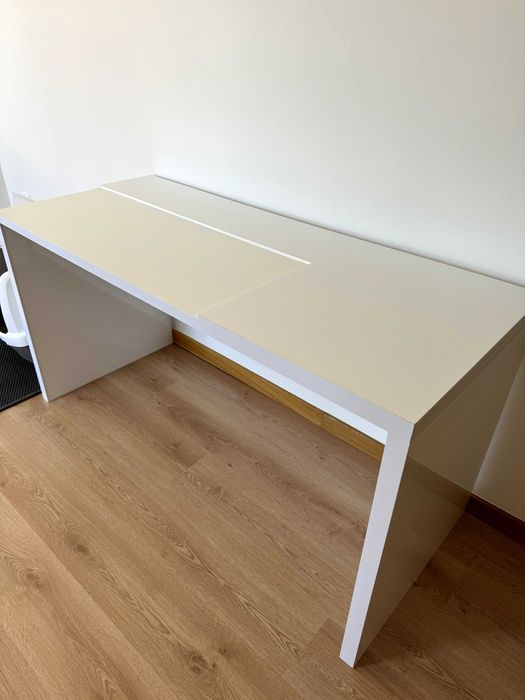 Secretária em madeira com acabamento branco brilho