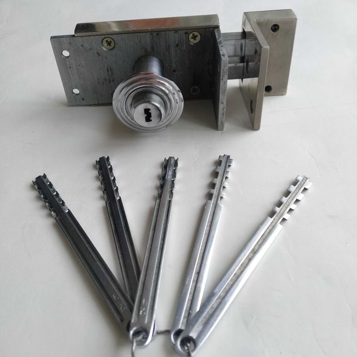 Замок ригельный 5 ключей.