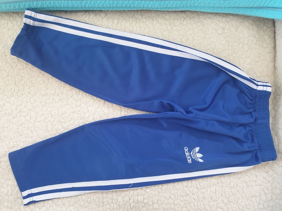 Spodnie dresowe ADIDAS na 4-5 lat.