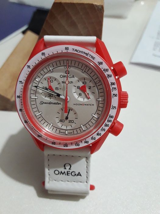 Часы Omega  Speedmaster .Красно белые.Новые. Отличном состояни