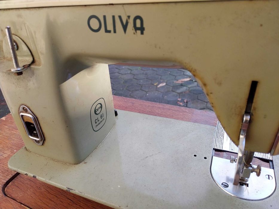 2 Máquinas de costura antigas Oliva
