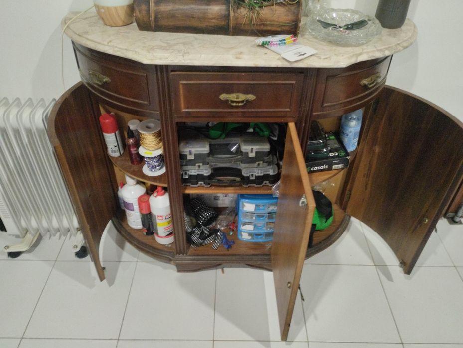 Aparador antigo com pedra