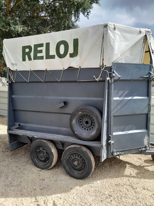 Alugo atrelado de dois cavalos