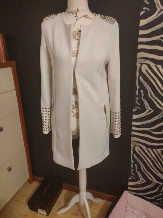 Płaszczyk z ćwiekami na podszewce