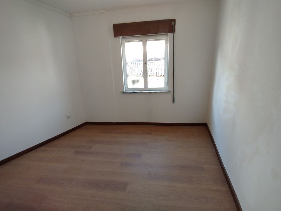 Casa T4 nova com estacionamento