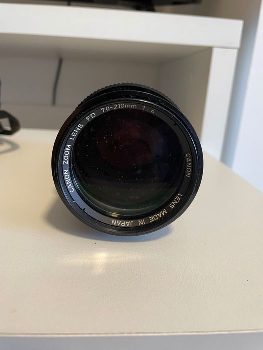 Câmera fotográfica analógica Cânon AE-1 com lentes e flash