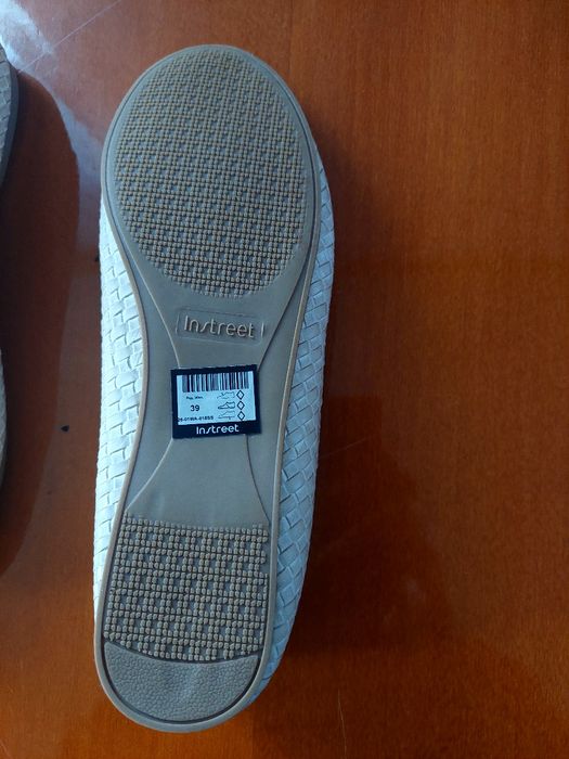 Жіноче взуття в відмінному станні