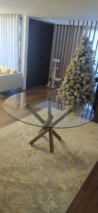 Mesa de sala de jantar com tampo em vidro