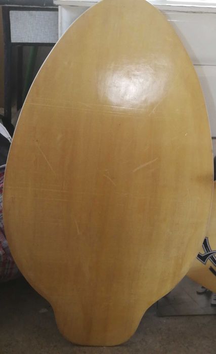 Prancha de skim board, jogo de tabuleiro etc