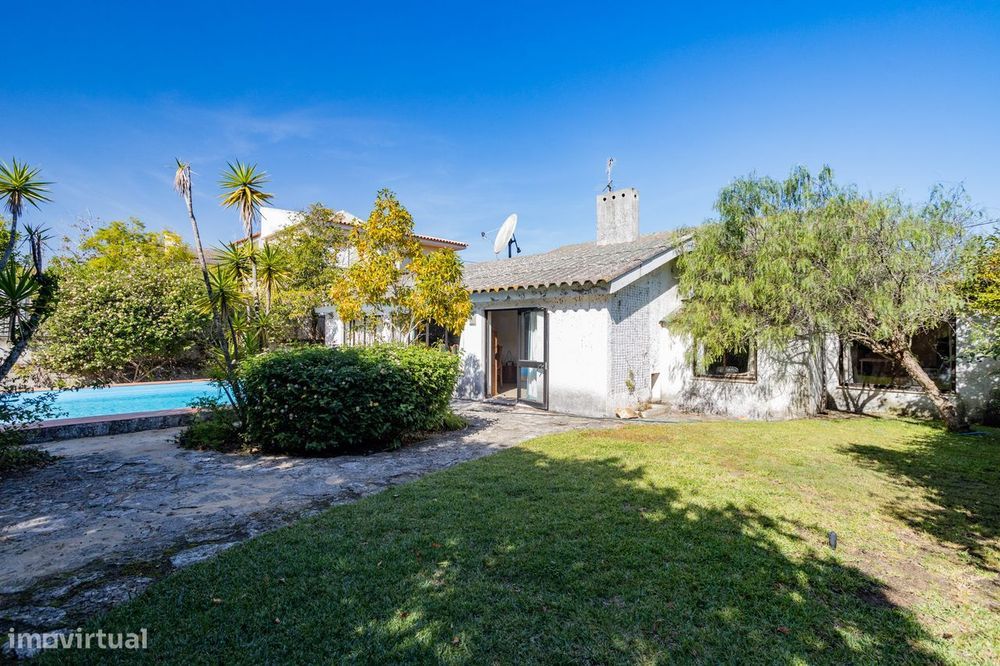 Moradia com Piscina e Lote de 734 m² para Remodelar | Sesimbra