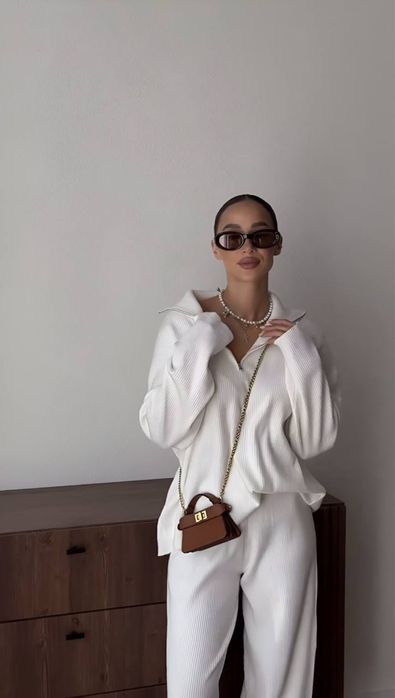 Жіночий білий костюм з ангорового рубчика