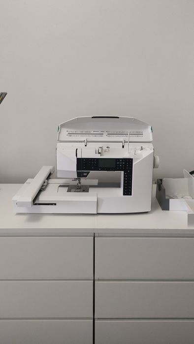 Máquina de Coser e Bordar HUSQVARNA VIKING JADE35