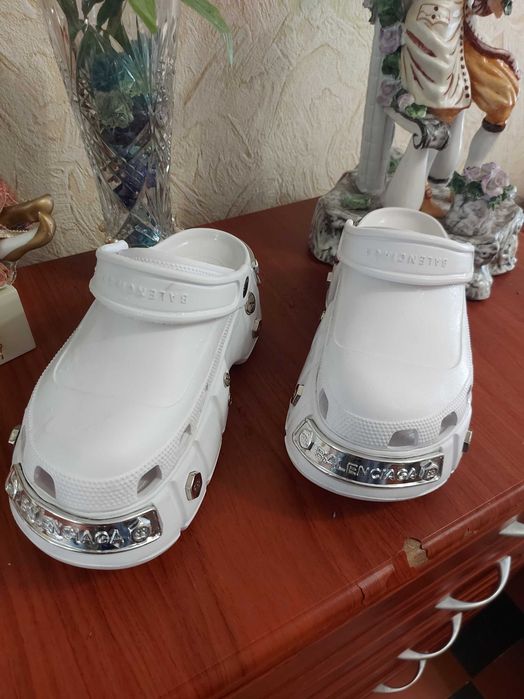 В продаже кроксы Balenciaga.