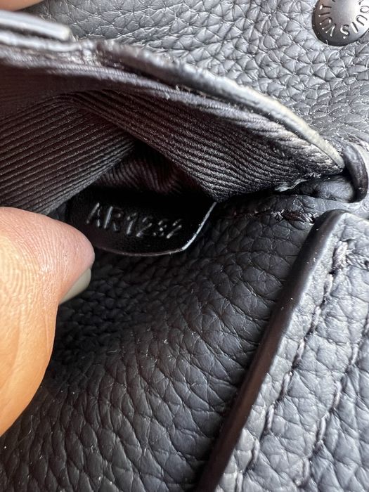 Louis Vuitton Czarna torba Aerogram LV Takeoff Sling Bag