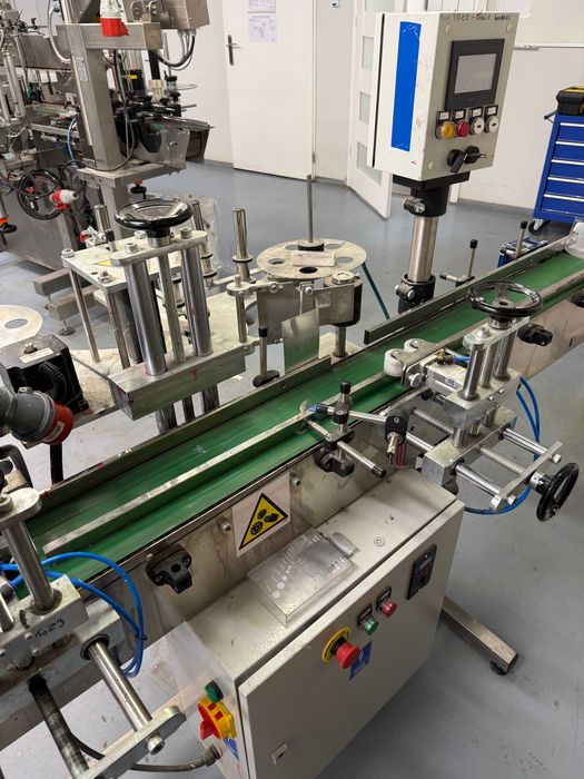 Oklejarka/ Zakręcarka liniowa do butelek